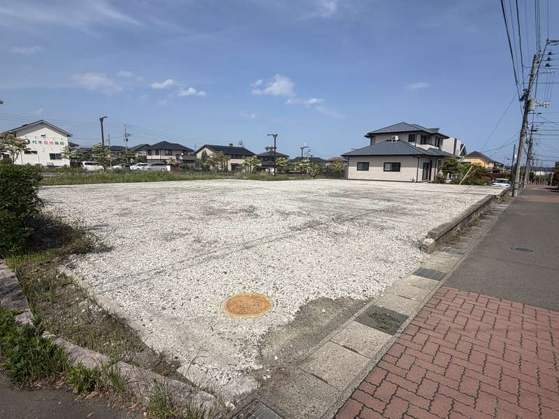 奥の入り口はバスが停車するスペースです
